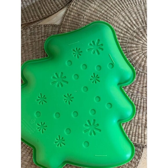 Green Christmas Tree Serving Platter – Festive Holiday Tray - Picture 8 of 9